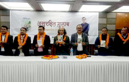 पोखरेली युवा साँस्कृतिक परिवारको आयोजनामा मङ्गलबार पोखरामा आयोजित साहित्यकार जीवन सागर भण्डारीको मुक्तक कृति ‘असुरक्षित गुलाब’ लोकार्पण गर्दै नेपाल संगीत नाट्य प्रजा प्रतिष्ठानका पुर्ब उपकुलपति साहित्यकार सरुभक्त श्रेष्ठ । तस्वीरः जमुनावर्षा शर्मा, रासस